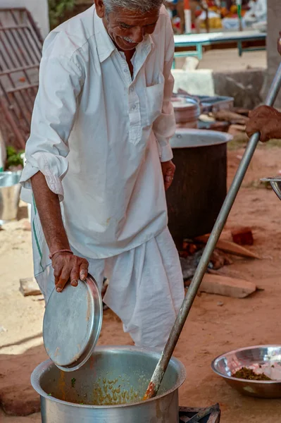 2010 마을인 모라사구 자라트 India Asia Itadi 요리용 스펀지를 조미료로 — 스톡 사진
