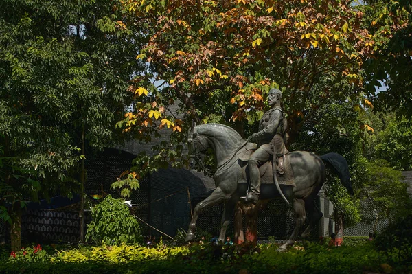2004年10月22日爱德华七世国王在Veermata Jijabai Bhosale Udyan Mumbai Maharashtra印度的雕像 — 图库照片