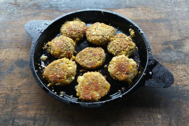 28 Temmuz 2020 Tikki baharatlı, susamlı, sarımsaklı tereyağlı sığ kızarmış, dökme demir tavada Lokgram Kalyan Maharashtra Hindistan