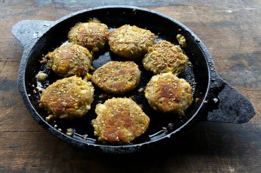 28 Temmuz 2020 Tikki baharatlı, susamlı, sarımsaklı tereyağlı sığ kızarmış, dökme demir tavada Lokgram Kalyan Maharashtra Hindistan