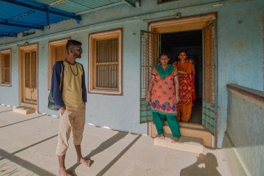 06 Nisan 2015 Eski Ev Kukadia Idar Gujarat Hindistan 'ın Balkonundaki Kimliği belirsiz kişiler