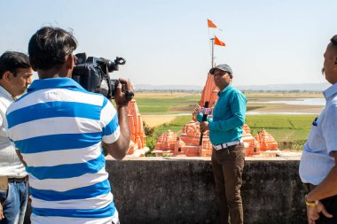 Hindistan 'ın Gujarat ilçesindeki Bhiloda Taluka kasabasındaki Bhavnath Tapınağı Mau köyünde Maha-Shivratri haberleri için 24 Şubat 2017 Medya çalışanı.