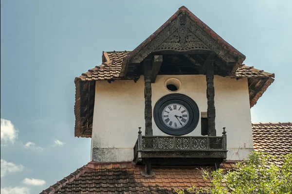 Архитектура Наследия Clock Tower Индийская Крыша Хвост Padmanabhapuram Деревянный Дворцовый — стоковое фото