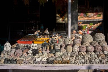 27 Şubat 2014, MAHABALIPURAM, TAMIL NADU, INDIA 'da el yapımı taş heykeller ve taş heykel satıyor., 