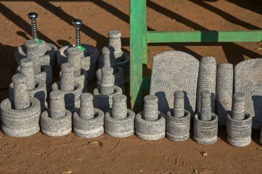 27 Şubat 2014, MAHABALIPURAM, TAMIL NADU, INDIA mutfak için el yapımı taş makaleler,