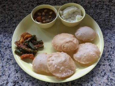 03 Ağustos 2020 Yemek Tabağı Puri Pindi Choley Phirni ve Aloo Bhindi Sabji Lokgram Kalyan Maharashtra Hindistan