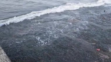 Balıkçı köyü Worli Koliwada Mumbai 'de deniz suyu dalgaları
