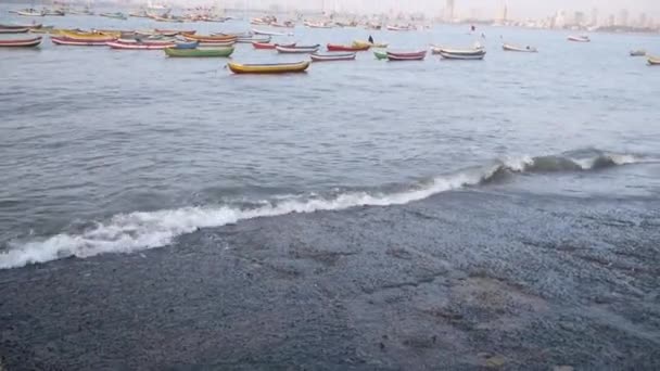 Olas de agua de mar en el pueblo de pescadores Worli Koliwada Mumbai — Vídeos de Stock