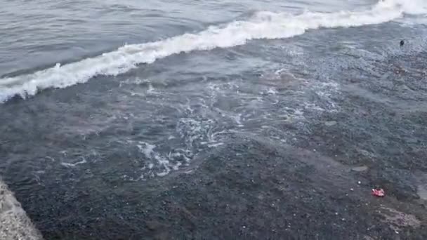 Olas de agua de mar en el pueblo de pescadores Worli Koliwada Mumbai — Vídeos de Stock