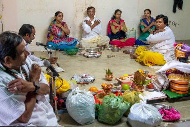 25 Şubat 2017 'de Maha Shivratri festivali sırasında Vaijnat Mahadev Mandir Kukadia' da İdar SabArkantha Gujarat Hindistan 'da ayinler düzenlendi.