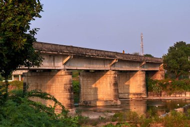 01 Kasım 2019 Gahuva Nehri üzerindeki Kukadia Köprüsü Idar SabArkantha Kuzey Gujarat Hindistan