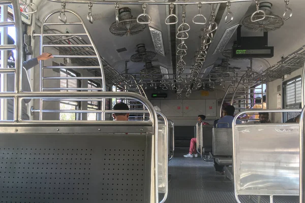 Mrt 2020 Roestvrij Stalen Handvat Zetel Van Mumbai Suburban Train — Stockfoto
