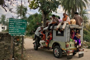 29 Ekim 2019 Kotada GadhiDabhi Vas SabArkantha Gujarat Hindistan 'daki Jeep' te aşırı yüklenmiş yolcular.