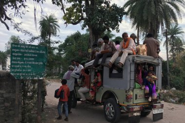 29 Ekim 2019 Kotada GadhiDabhi Vas SabArkantha Gujarat Hindistan 'daki Jeep' te aşırı yüklenmiş yolcular.
