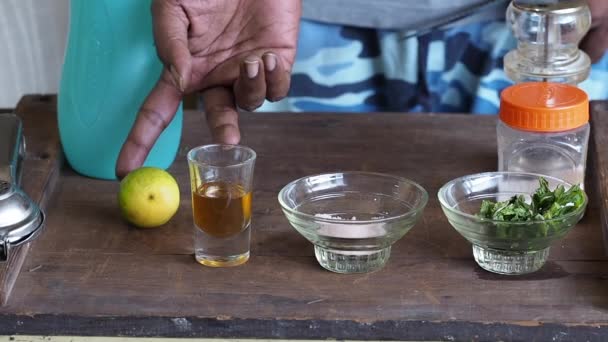 High Summer Man Att göra Lime vatten med is och mynta Kalyan — Stockvideo