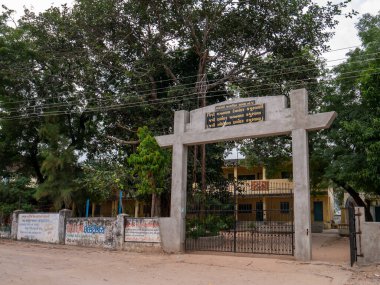 02 Kasım 2019 Yeni Yenilenmiş Bileşik duvar ve kapı İlkokul Gandi Chowk Bardoli Idar SabArkantha Gujarat yakınlarında Hindistan