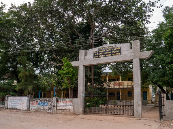 02 Kasım 2019 Yeni Yenilenmiş Bileşik duvar ve kapı İlkokul Gandi Chowk Bardoli Idar SabArkantha Gujarat yakınlarında Hindistan