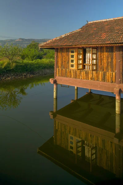 Lis 2005 Malé Umělé Jezero Krásném Letovisku Dřevěným Domem Pro — Stock fotografie