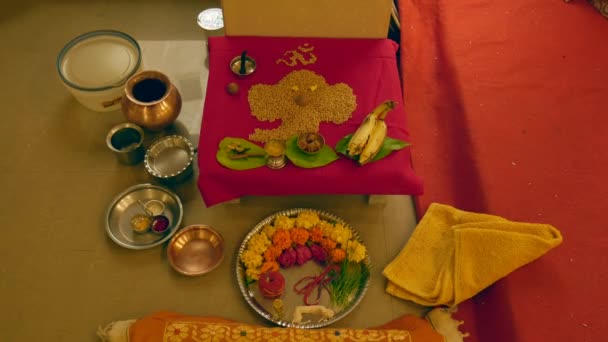 Bijeenkomen voor Ganesh Durshan of Puja voor Simant of baby shower — Stockvideo