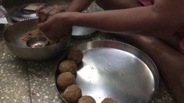 Ganesh Anant Chaturdashi Lokgram Kalyan için Ladu yapımı 