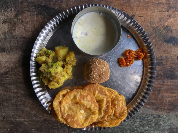 Set 2020 Prasad Dudhpak Puri Ladu Batekanu Shak Chatni Lokgram — Fotografia de Stock