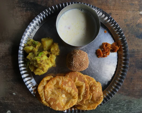 Set 2020 Prasad Dudhpak Puri Ladu Batekanu Shak Chatni Lokgram — Fotografia de Stock