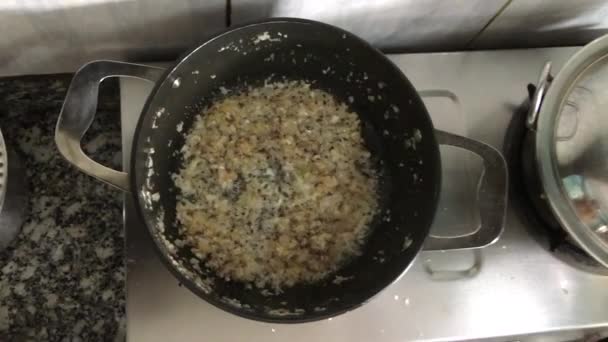 Κρεμμύδι Saute ή Stir Fry για την κυρία Lokgram Kalyan — Αρχείο Βίντεο