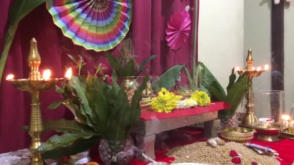 Ganesh Home puja en Dhoop Deep agarbatti voor Mantra Pushpanjali Lokwatika Kalyan — Stockvideo