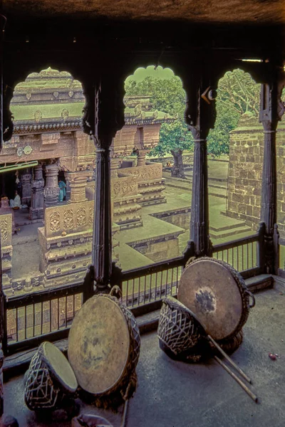 Choughada Auspiciosos Tambores Fora Grishneshwar Templo Pátio Parede Pedra Verul — Fotografia de Stock