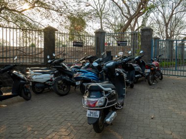 31 mar 2019 motosikletçiler, Heritage mahakali mağara kapısı ve Mumbai maharashtra hindistanın dışında No park alanında park halindeler.