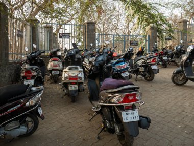 31 mar 2019 motosikletçiler, Heritage mahakali mağara kapısı ve Mumbai maharashtra hindistanın dışında No park alanında park halindeler.