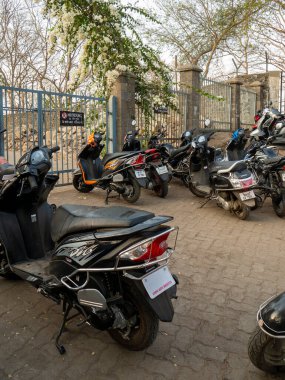 31 mar 2019 motosikletçiler, Heritage mahakali mağara kapısı ve Mumbai maharashtra hindistanın dışında No park alanında park halindeler.