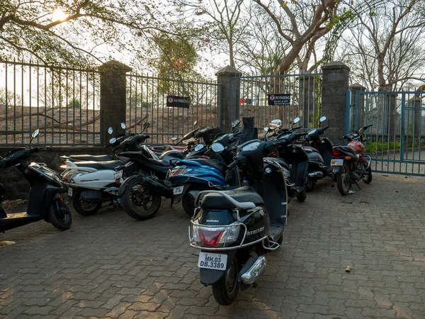 31 mar 2019 motosikletçiler, Heritage mahakali mağara kapısı ve Mumbai maharashtra hindistanın dışında No park alanında park halindeler.