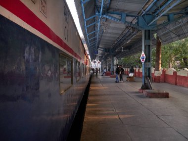 22 Mar 2019 Mumbai Pune Indrayani Ekspres treni batı ghat Maharashtra Hindistan 'daki Karjat tren istasyonunda duruyor.