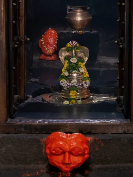 Mar 2019 Shiva Lingam และ Nagraja Kirtimukha าประต Pataleshwar — ภาพถ่ายสต็อก