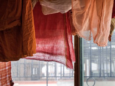 26 Mayıs 2019 Balkonda kurutmak için renkli pamuk kumaş askısı Lok Gram Kalyan Maharashtra Hindistan