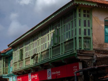 25 Haziran 2019 Vintage ev camı ahşap pencere ve çürük demir ızgara Balkon Neral Raigad Maharashtra INDIA