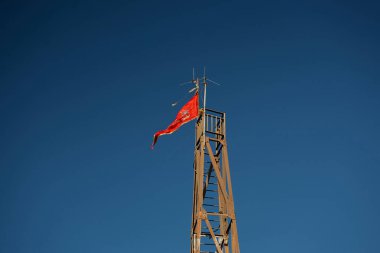 26 Kasım 2006 Kalika Devi (Tanrıça) dağ pavagadh Champaner pavagadh tepesinde kırmızı bayrak; Panchmahals bölgesi Gujarat Hindistan Asya