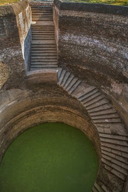 26-Kasım-2006 Geban Shah Vav (Adım Kuyusu) 16. yüzyılda Geban Şah adında bir fakir tarafından inşa edilmiştir; Champaner; Panchmahals Gujarat Hindistan
