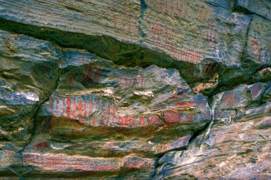 25 Sep 2009 Taş Devri 'nden kalma ilk adam Lakhudiyar Almora Uttarakhand Hindistan' ın duvarında çizimler yapıyor. 