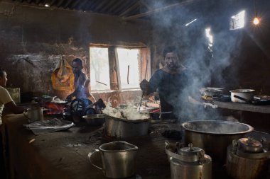 28 Aralık 2014 Geleneksel Hint yol kenarı Mutfağı Dhaba 70km Jamshedpur Jharkhand INDIA asi