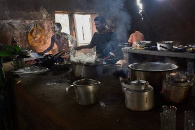 28 Aralık 2014 Geleneksel Hint yol kenarı Mutfağı Dhaba 70km Jamshedpur Jharkhand INDIA asi