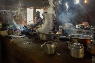 28 Aralık 2014 Geleneksel Hint yol kenarı Mutfağı Dhaba 70km Jamshedpur Jharkhand INDIA asi