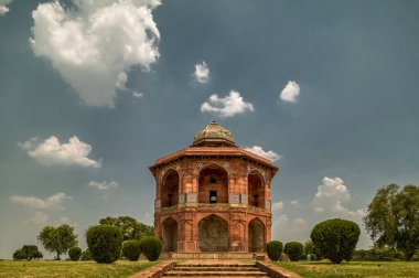 12-Jun-2004 'Şer Mandal' Babur tarafından oğlu Humayun için inşa edildi. Bu iki katlı bina gözlemevi ve kişisel kütüphanesi olarak kullanıldı. Purana Qila Delhi Hindistanı