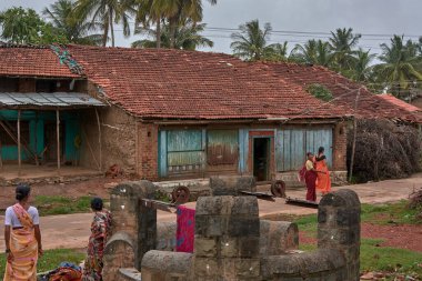 12 Haziran 2013 'te Kittur yakınlarındaki Degaon köyünde yaşayan bayanlar, Belgaum Bölgesi Karnataka.INDIA