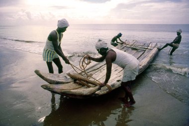 Geleneksel Tahta Balıkçı teknesi Calimere Balıkçı 'nın teknesi Tamil Nadu India
