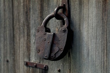 25 Ekim 2016 Eski yıpranmış Woodoen kapısı ve Paslı kilit Ekambaranathar ShivTemple Kanchipuram TAMIL NADU INDIA Asya