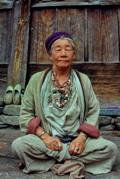 Stará Dáma Nosí Tradiční Ozdoby Kmene Sherdukpen Západního Kameng Arunachal — Stock fotografie