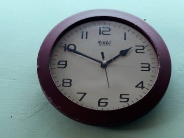 20 Şubat 2020 'de Lok Gram Kalyan' ın evindeki yeşil duvarda bulunan tozlu saat. Maharashtra Hindistan