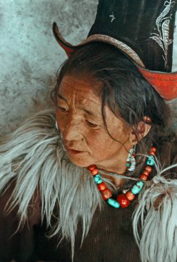 11 Ekim 2011 Ladakhi Geleneksel Ladakhi Kadını Hemis Fair Ladakh Union bölgesinde ayağa kalkın Hindistan